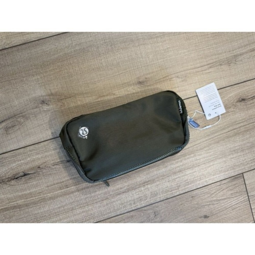 NEW Lululemon Everywhere Belt Bag Army Green 1L Fanny Pack Classic Gorpcore Gym - Picture 5 of 5